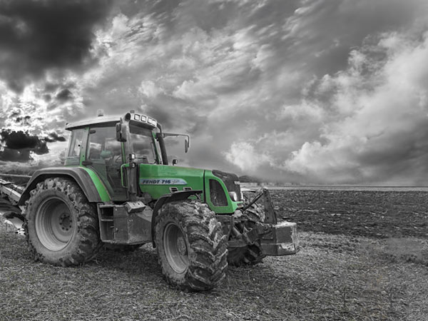 Trekker tractor op het strand van Noordwijk voor beach cleaning Zuid-Holland