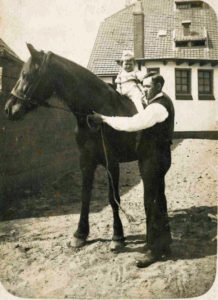 Hein van der Putten met z'n oudste dochter Marie op een werkpaard. J. Kroonsweg rond 1922